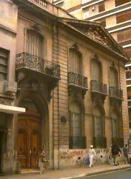 El conjunto que obedece al estilo Neoclásico Academicista fue proyectado por el arquitecto Eduardo Lanús, por encargo de Francisco Mihura y obtuvo el 2do. Premio a la Mejor Fachada otorgado por la municipalidad de la Ciudad de Buenos Aires, ya que el 1er. Premio fue declarado desierto. La placa que acredita este galardón está a la vista.