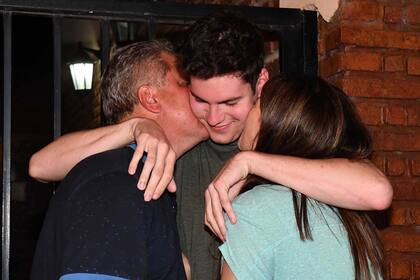 El conmovedor abrazo de Pablo Ventura con sus padres, al volver anoche a su casa en Zárate