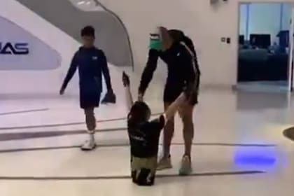 El conmovedor abrazo del Cristiano Ronaldo con el chico sin piernas; un gran gesto del portugués