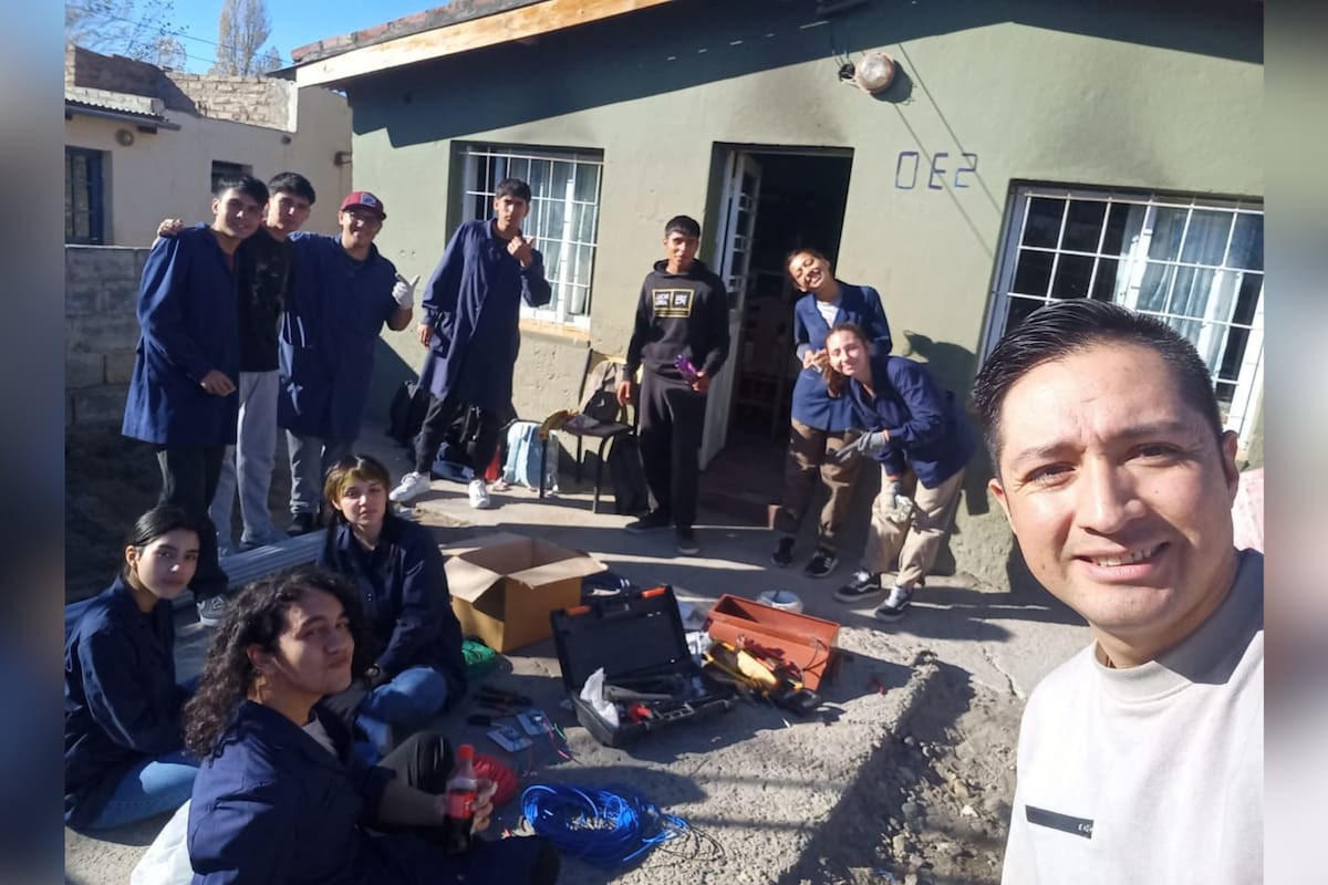 El conmovedor gesto de un profesor y su grupo de alumnos tras un incendio en la casa de una pareja de adultos mayores