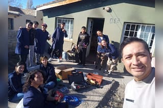 Se les incendió la casa y el gesto de un profesor y sus alumnos conmovió a todos