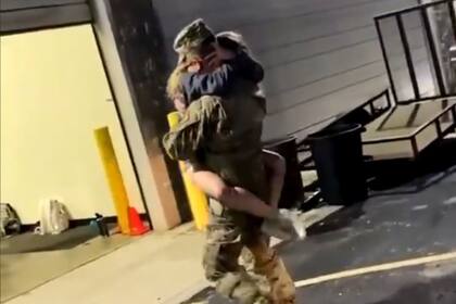 El conmovedor video del reencuentro entre un soldado estadounidense y su hermana menor se volvió viral: ya superó las 36 millones de visualizaciones