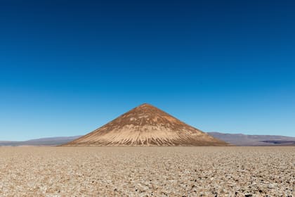 El Cono de Arita emerge solitario en la inmensidad del salar de Arizaro