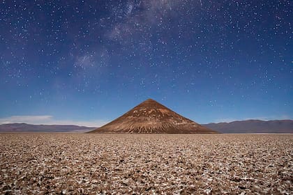 El Cono de Arita, en el salar de Arizaro. Parece de otro planeta, pero está en Salta