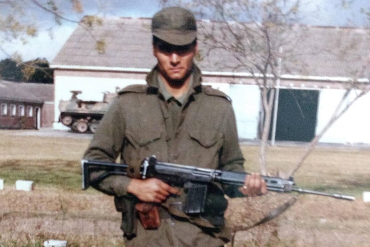 El conscripto Manuel Acuña, fusil en mano, en el regimiento de La Tablada