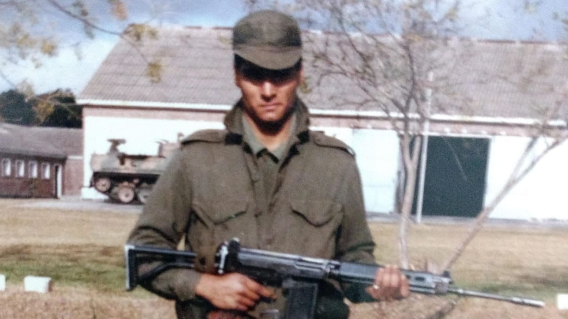 El conscripto Manuel Acuña, fusil en mano, en el regimiento de La Tablada