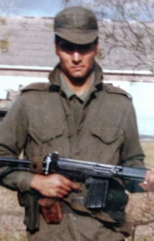 El conscripto Manuel Acuña, fusil en mano, en el regimiento de La Tablada