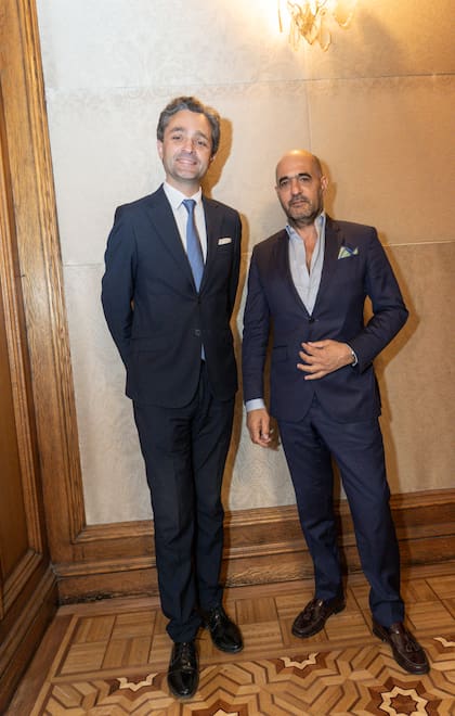 El consejero de la embajada de Francia, Philippe Devaud, conversa con Walter D' Aloia Criado, vicecónsul honorario de España en Bolívar