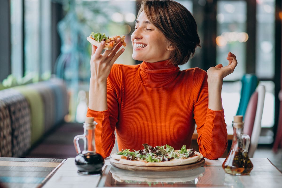 El consejo de una nutricionista sobre la hora recomendada para cenar (Foto: Freepik)