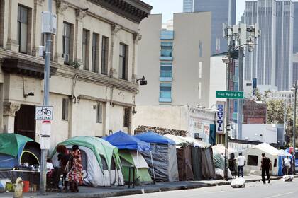 El Consejo Municipal de Los Angeles debate sobre la dirección futura de las políticas municipales para personas sin hogar