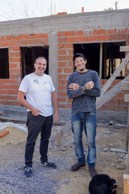 El constructor Christian Boix Mansilla (izq.) junto al albañil Miguel Velázquez (der.), uno de los beneficiarios del programa Construyendo Juntos