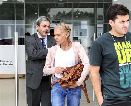 El cónsul Alberto Balboa y los familiares de Coni