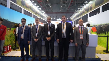 El cónsul en Shanghái, Luciano Tanto Clément; el subsecretario de Mercados Agroalimentarios, Agustín Tejeda; el secretario de Coordinación de Producción, Juan Pazo; Martín Spada Consejero del IPCVA; y el embajador argentino en China, Marcelo Suárez Salvia