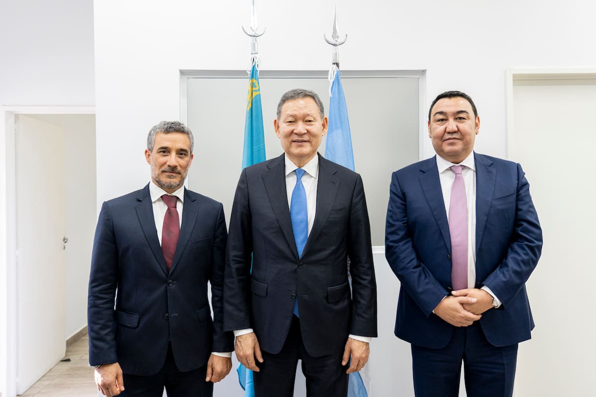 El cónsul Honorario de Kazajstán en Buenos Aires, Santiago Deluca (izquierda), el vicecanciller de Kazajistán, Kairat Umarov, (centro), y el embajador de Kazajistán en Brasil, concurrente para Argentina, Bolat Nusupov (derecha)