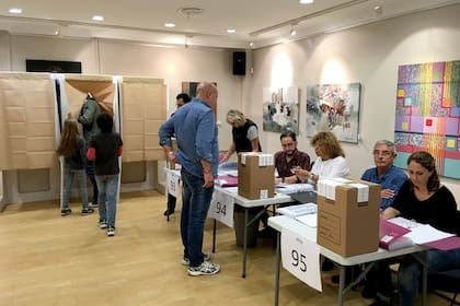 El consulado argentino en Barcelona fue uno de los centros de votación; ahora se podrá evitar ese trámite