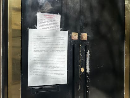 El Consulado colocó un cartel en la puerta para comunicar que hay tiempo hasta el 22 de octubre para presentar la documentación
