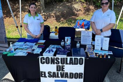 El consulado móvil de El Salvador ayuda a tramitar el pasaporte (FB ConsuladosESAenEEUU)