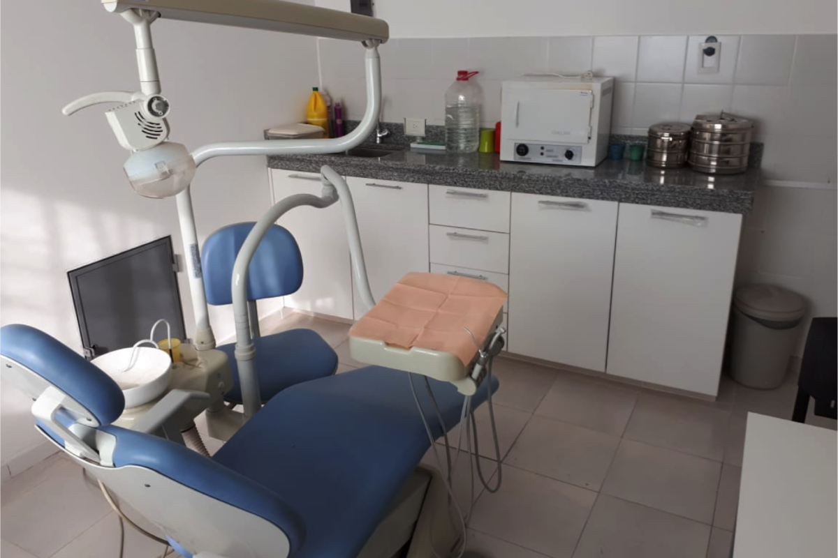 El consultorio odontológico en todos los CAPS incluye el mismo equipamiento, como el de uno de los nuevos CAPS inaugurados en Quilmes