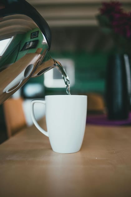 El consumo de agua caliente no tiene respaldo científico acerca de sus beneficios para la digestión (Pexels/Erik Mclean)