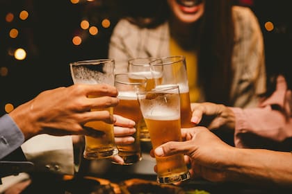 El consumo de alcohol antes de dormir altera la fase REM del descanso