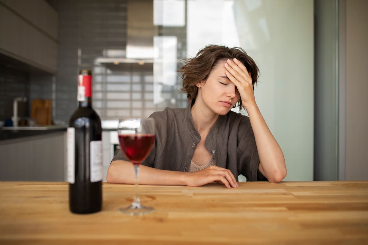 El consumo de alcohol atrae aparejado distintos perjuicios (Foto: Freepik)