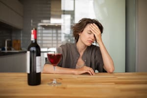 El consumo de alcohol atrae aparejado distintos perjuicios (Foto: Freepik)