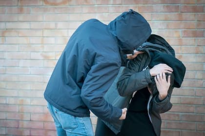 El consumo de alcohol entre los adolescentes y jóvenes también puede favorecer comportamientos antisociales entre ellos