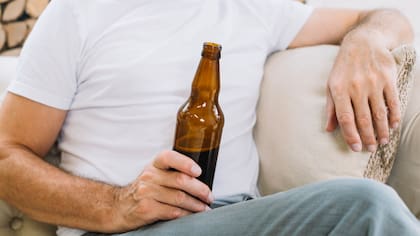 El consumo de alcohol es desaconsejado por los especialistas (Foto: Freepik)