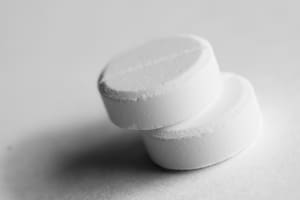 Por qué cada vez más jóvenes reemplazan el alcohol por medicamentos para la ansiedad