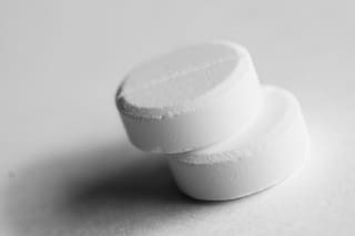 Por qué cada vez más jóvenes reemplazan el alcohol por medicamentos para la ansiedad