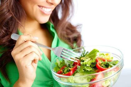 El consumo de aproximadamente 1 porción por día de verduras de hoja verde, es útil para ralentizar el ritmo del deterioro cognitivo
