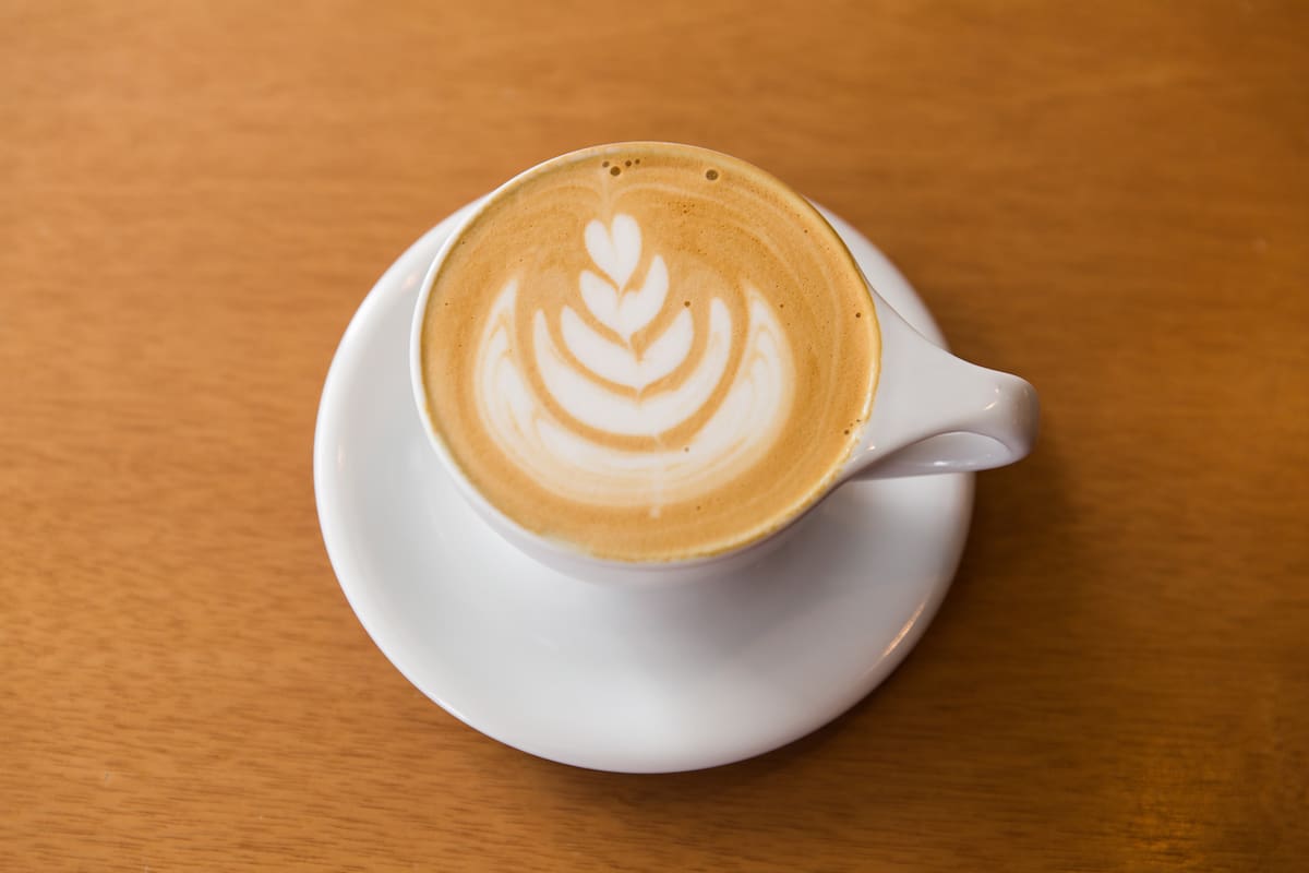 El consumo de café está contraindicado para mujeres embarazadas y personas con hipertensión, gastritis o trastornos de ansiedad debido a sus efectos estimulantes e irritantes.