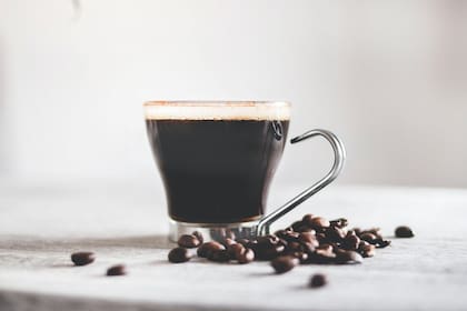 El consumo de café negrp sin agregados dulces potencia la actividad cerebral