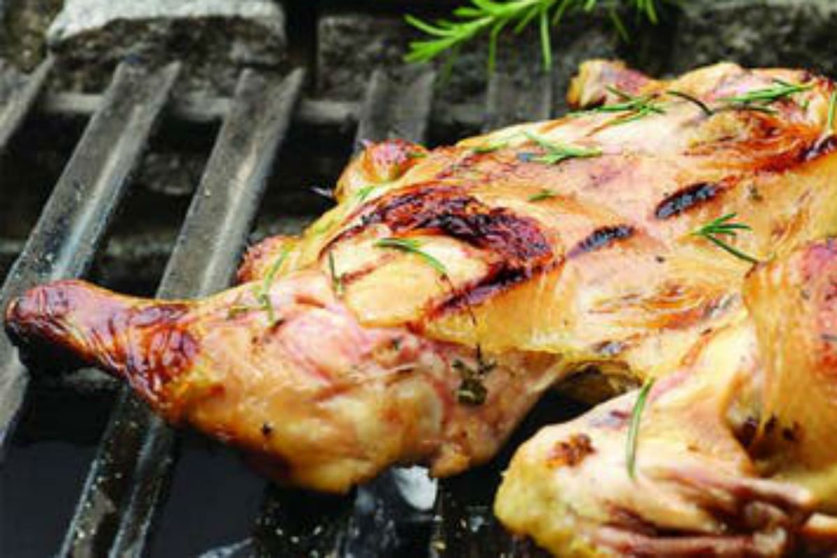 El consumo de carne aviar, con 50 kilos por habitante/año, que se logró en los últimos meses, alcanzó al de carne vacuna, que tuvo un retroceso