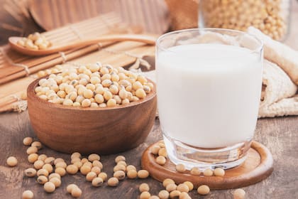 El consumo de granos de soja o alimentos elaborados con ella como el tofu y la bebida de soja ayudan a regular el colesterol
