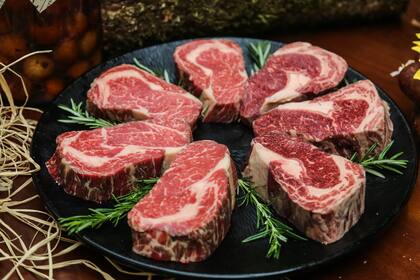 El consumo de grasas saturadas, presentes principalmente en carnes rojas y productos lácteos enteros, puede disminuir el colesterol LDL
