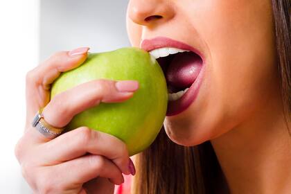 El consumo de manzana mejora la digestión, entre otros beneficios (Foto: Archivo)