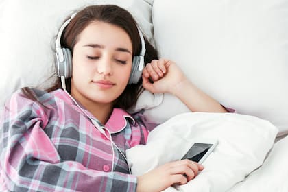 El consumo de música se mantuvo muy alto en toda la última década, pero ahora el 80 por ciento lo hace por Internet: la gran mayoría escucha en el celular