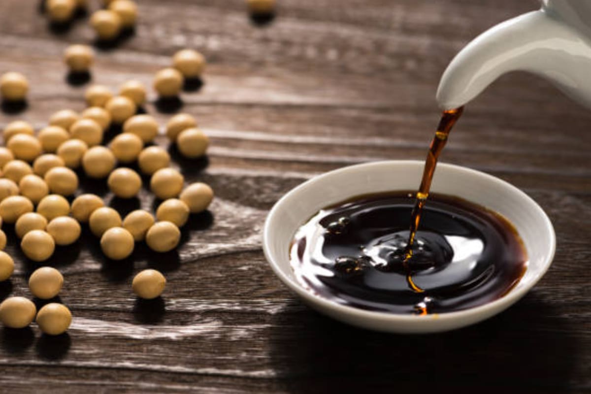 El consumo de salsa de soja en exceso puede causar efectos negativos en la salud, afirman especialistas (Foto Pexels)