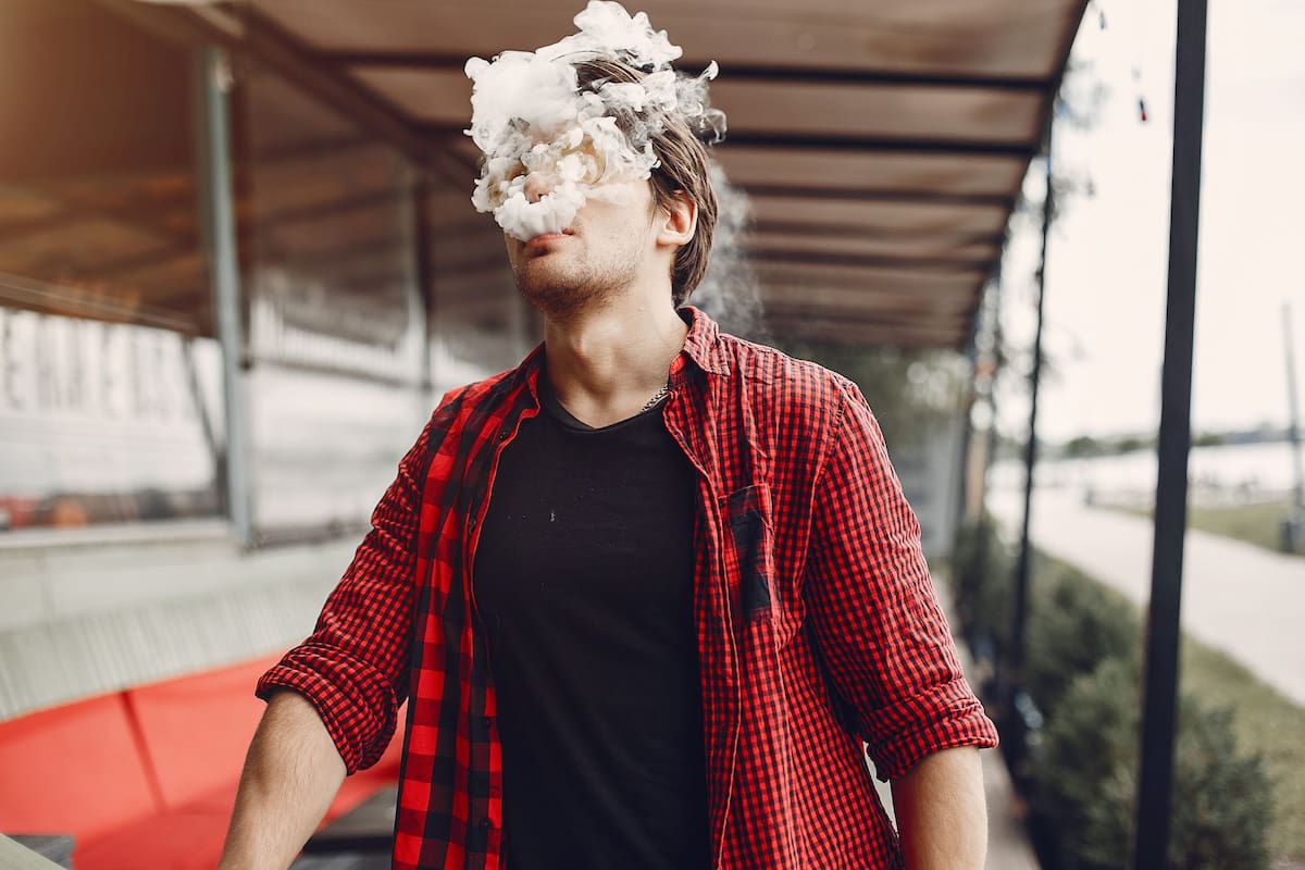 El consumo de tabaco en todas sus formas, entre los factores de riesgo