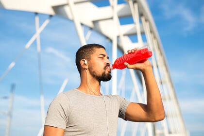 El consumo frecuente de refrescos y jugos industrializados eleva la presión sistólica y favorece la inflamación de las arterias.