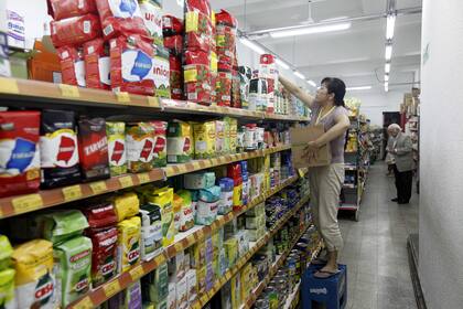 El consumo masivo cayó 8% en volúmenes en los comercios de cercanía en los primeros cuatro meses del año