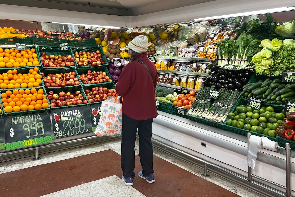 El consumo masivo cayó 2,6% en julio pero moderó su ritmo de retroceso