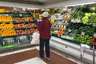 El consumo masivo sigue en caída, aunque el último mes moderó la baja