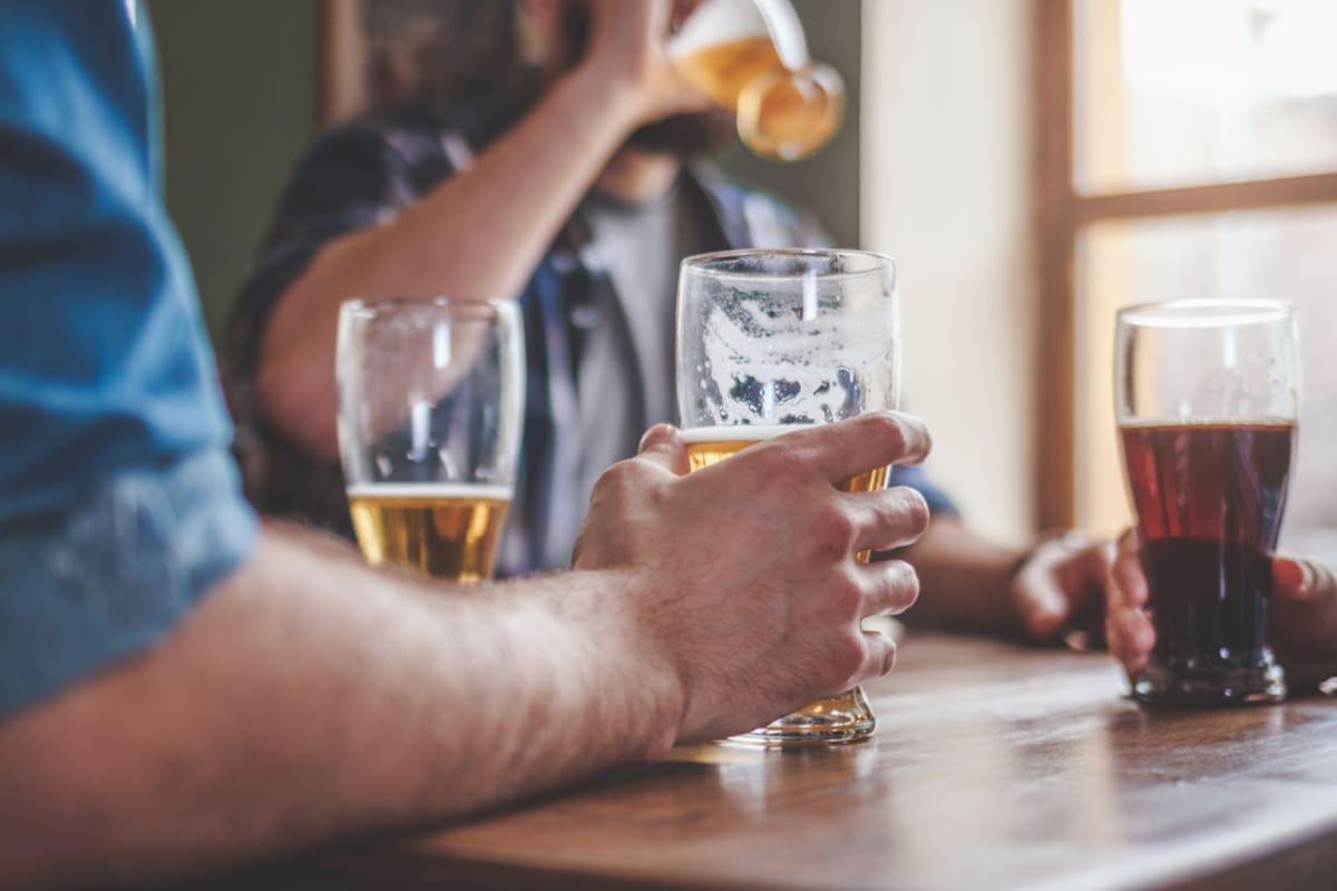 El consumo regular o excesivo de alcohol puede crear un desequilibrio en los tipos y cantidades de microbios que viven en el intestino