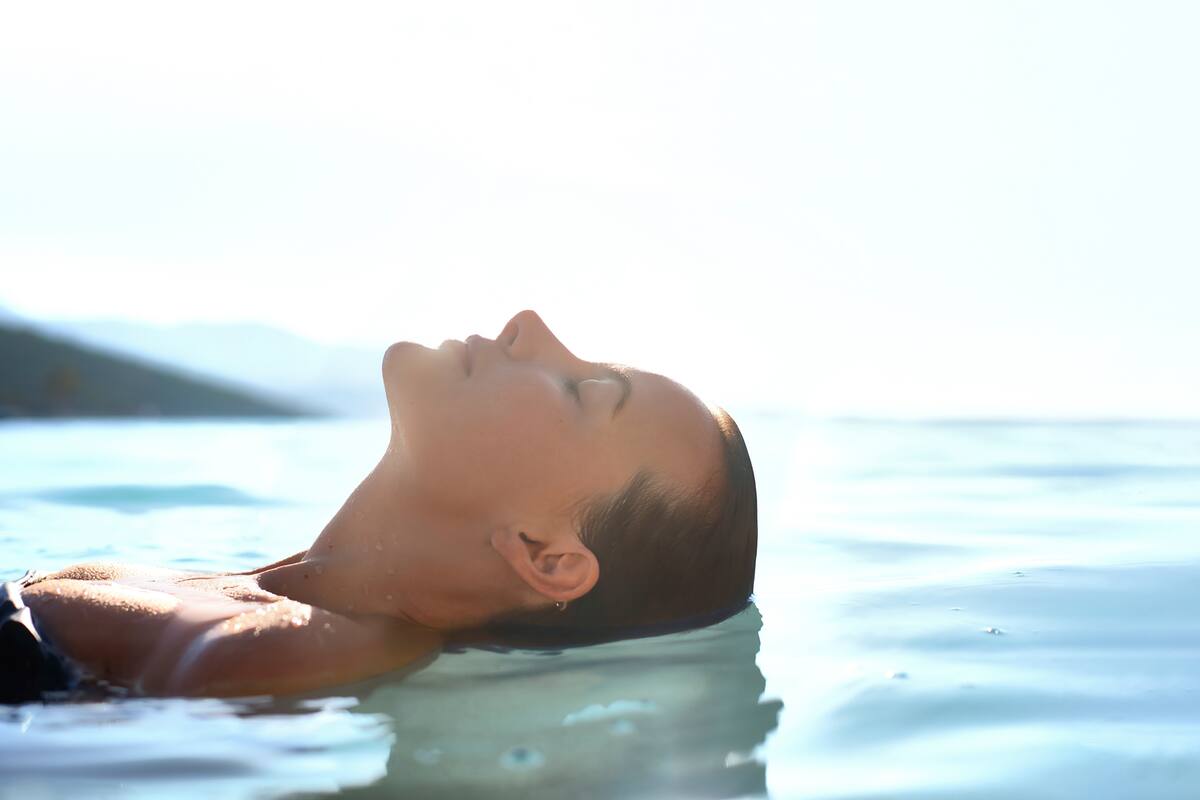 El contacto con el agua tiene múltiples beneficios para el cuerpo y la mente, según estudios recientes