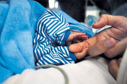 El contacto con sus padres tranquiliza la respiración del bebe prematuro