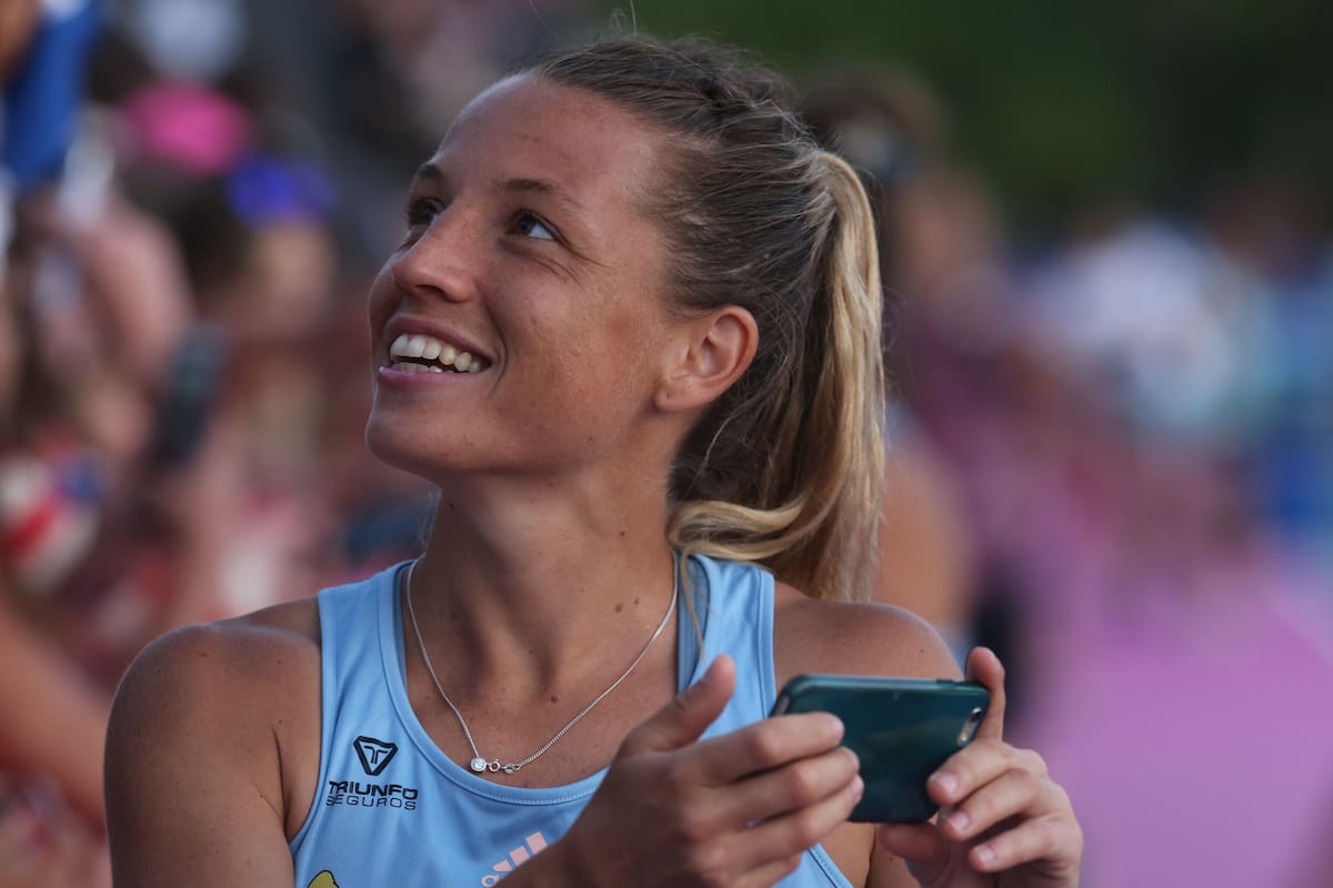 El contacto de la jugadora de Banco Provincia con la gente, en Santa Bárbara