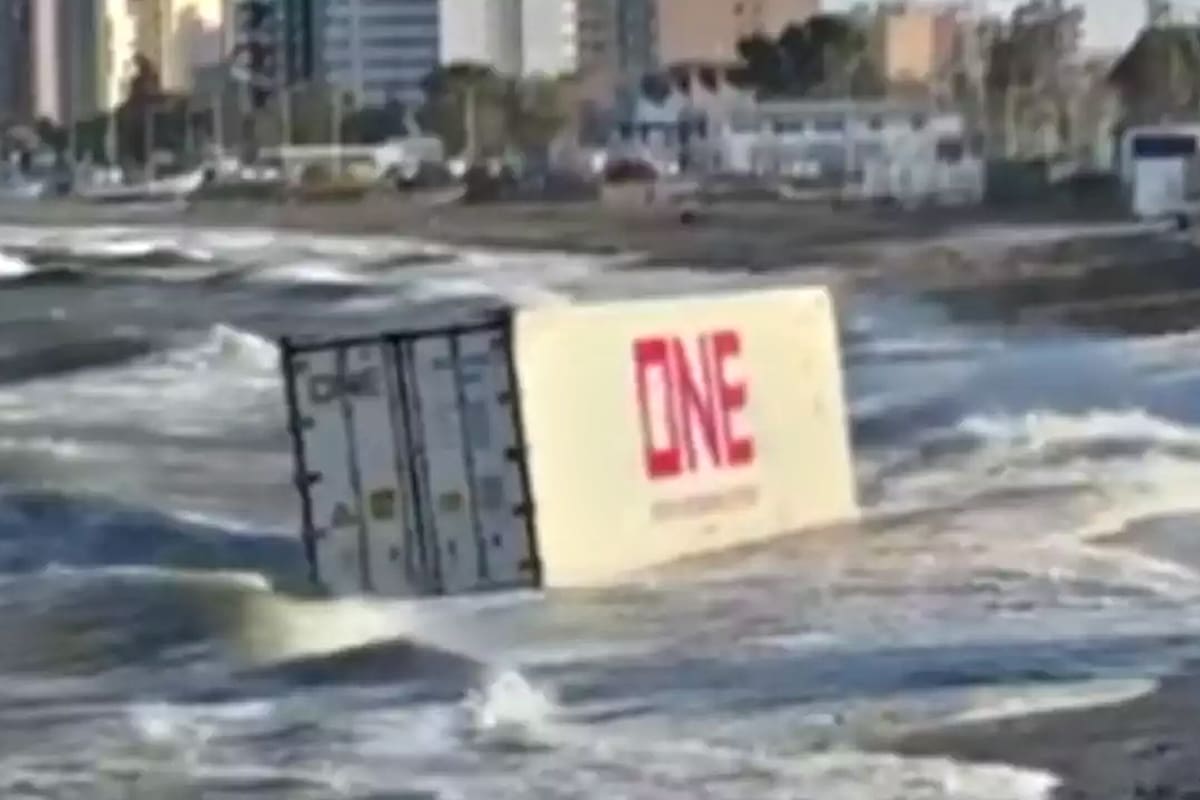 El contenedor apareció flotando en la costa