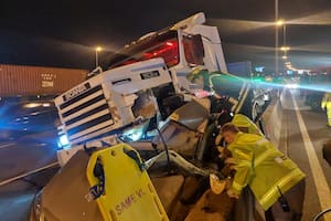 El contenedor que transportaba el camión volcó e impactó sobre un Toyota Corolla, cobrándose la vida de dos personas